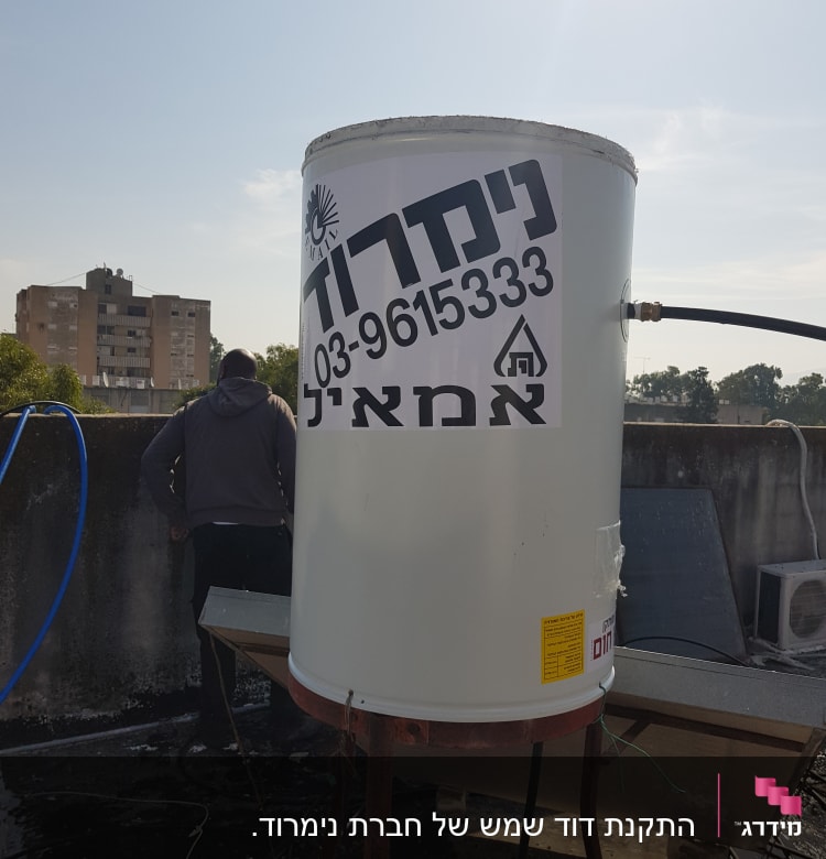 דוד שמש על גג עם צינורות וחיבורים